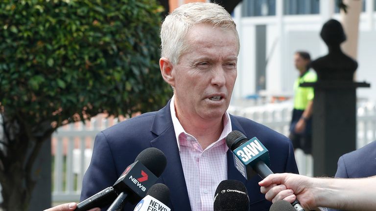 Direktur Turnamen Australia Terbuka Craig Tiley berbicara kepada media mengenai asap di atas Melbourne Park menjelang Australia Terbuka 2020 di Melbourne Park pada 14 Januari 2020 di Melbourne, Australia