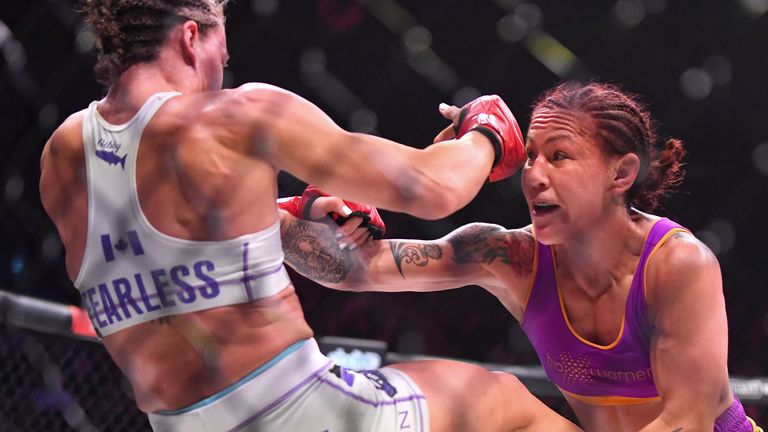 Cris Cyborg, de 34 años, ahora ha ganado títulos en cuatro promociones diferentes de MMA