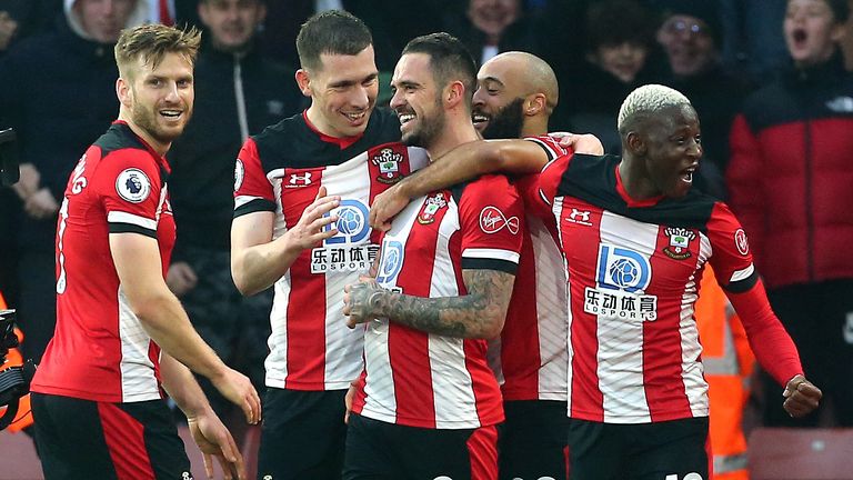 Danny Ings de Southampton celebra con sus compañeros de equipo después de anotar contra los Spurs