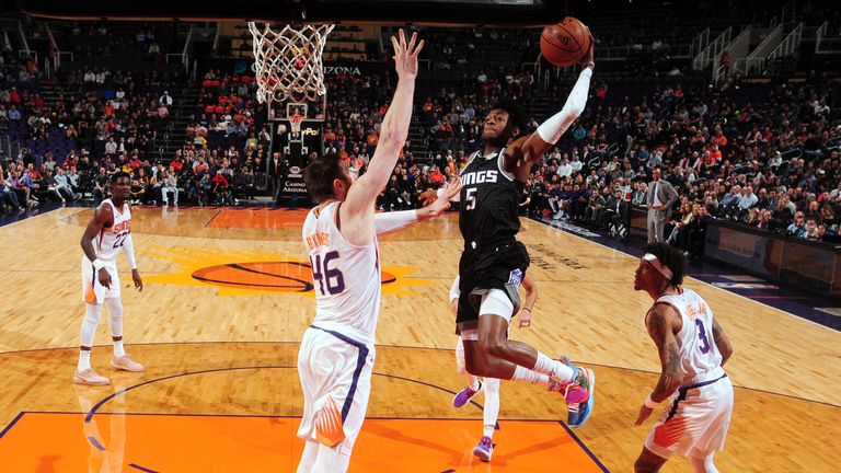 De'Aaron Fox of the Sacramento Kings drives to the basket during the game against the Phoenix Suns