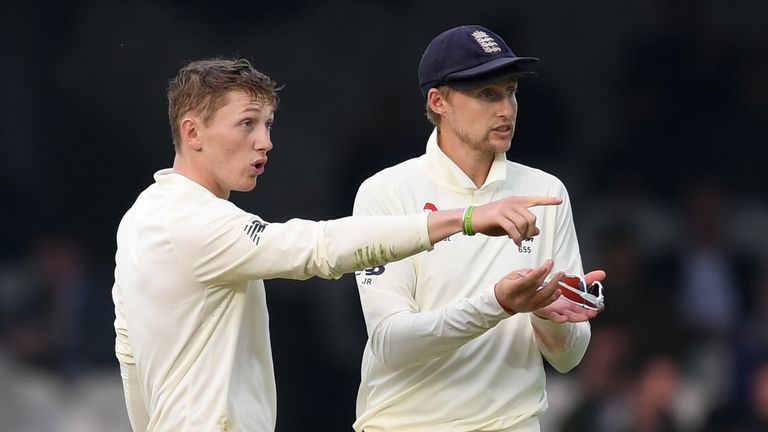 Dom Bess and England captain Joe Root discuss tactics in the field