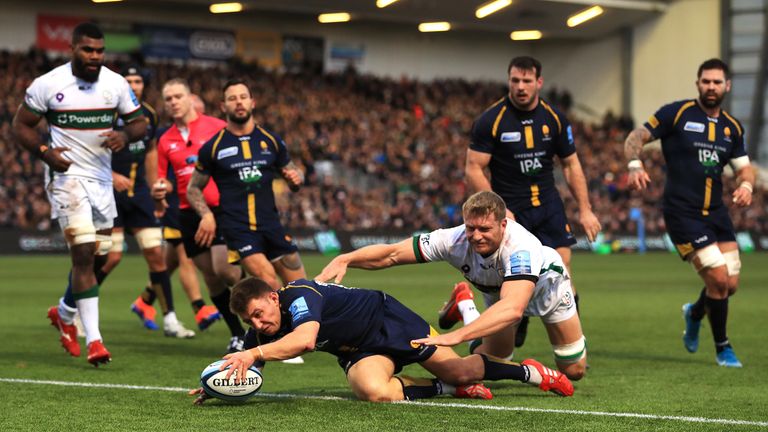 WORCESTER, ENGLAND - DECEMBER 28: Duncan Weir of Worcester Warriors scores a try during the Gallagher Premiership Rugby match between Worcester Warriors and London Irish at on December 28, 2019 in Worcester, England. (Photo by Matthew Lewis/Getty Images)