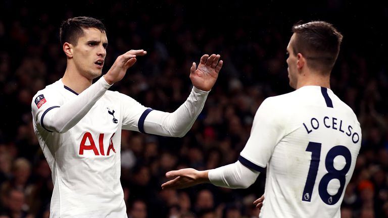 Erik Lamela (izquierda) celebra el segundo gol de su equipo con Giovani Lo Celso