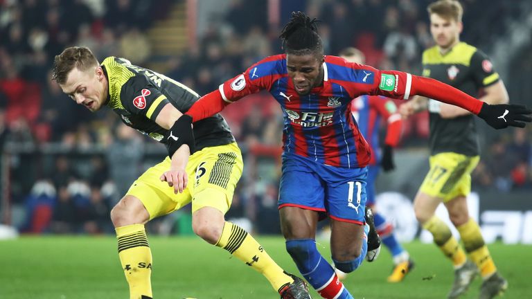 Ward-Prowse enredado con Zaha durante una animada batalla en el parque Selhurst