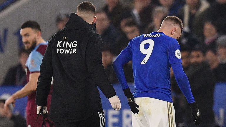 Jamie Vardy leaves the pitch after picking up an injury