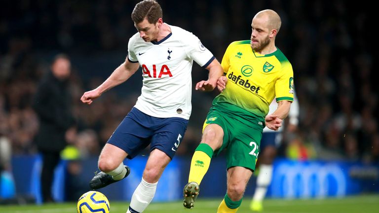 Jan Vertonghen and Teemu Pukki battle for the ball 