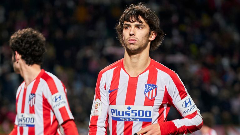 El delantero del Atlético de Madrid, Joao Félix, recorta una figura abatida tras la derrota de la Copa del Rey 