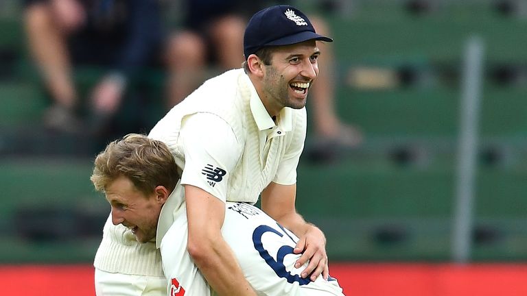 PORT ELIZABETH, SOUTH AFRICA - JANUARY 19: Joe Root and Mark Wood of England celebrates the wicket of Faf du Plessis of South Africa during day 4 of the 3rd Test match between South Africa and England at St Georges Park on January 19, 2020 in Port Elizabeth, South Africa. (Photo by Ashley Vlotman/Gallo Images)