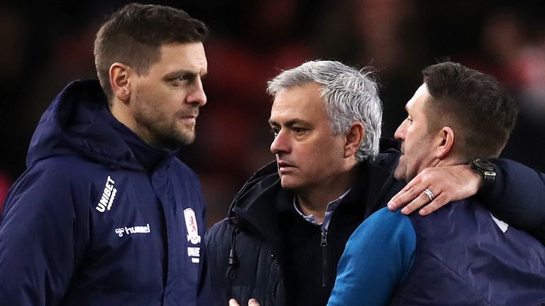 Woodgate (L) y su asistente Robbie Keane (R) con Jose Mourinho