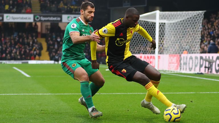 Jonny Otto battles for possession with Abdoulaye Doucoure
