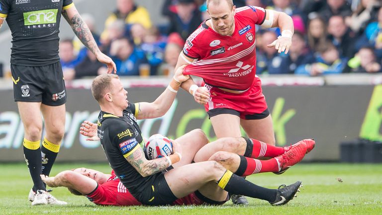 Picture by Allan McKenzie/SWpix.com - 07/04/2018 - Rugby League - Betfred Super League - Salford Red Devils v Warrington Wolves - AJ Bell Stadium, Salford, England - Warrington's Kevin Brown pulls down Salford's Lee Mossop as he's tackled.