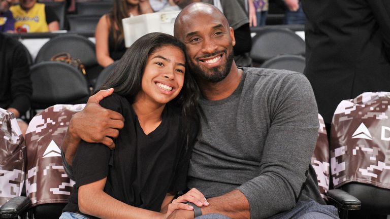Kobe Bryant y su hija Gianna asisten a un juego entre Los Angeles Lakers y Atlanta Hawks en el Staples Center el 17 de noviembre de 2019