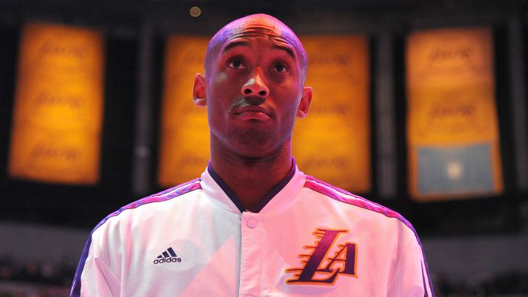 Kobe Bryant en la foto en el Staples Center frente a los Lakers & # 39; banderas de campeonato