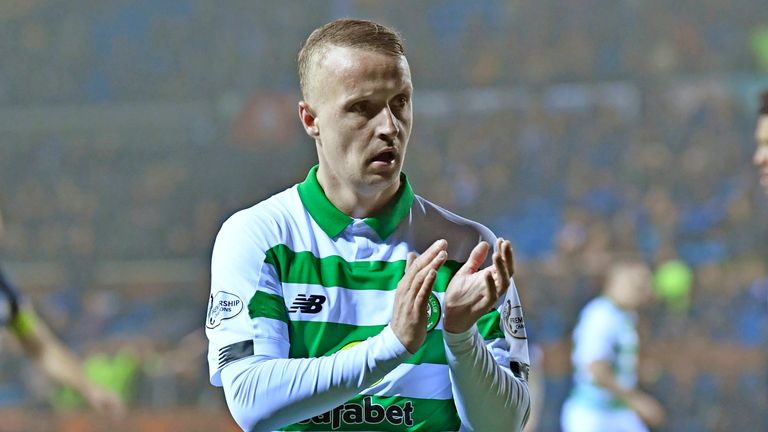 Leigh Griffiths aplaude a los fanáticos durante el partido contra Kilmarnock