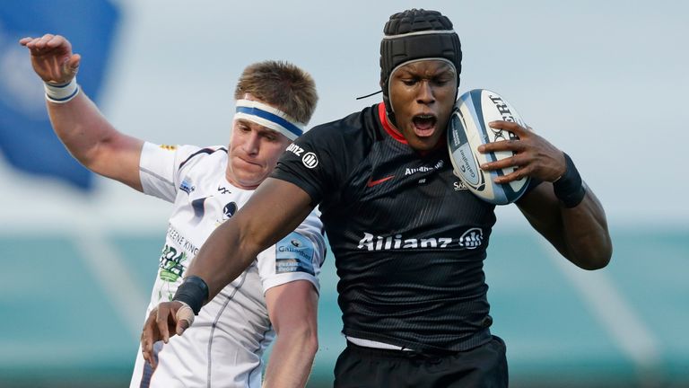 BARNET, ENGLAND - JANUARY 04: Maro Itoje of Saracens beats GJ van Velze of Worcester Warriors to a lineout during the Gallagher Premiership Rugby match between Saracens and Worcester Warriors at Allianz Park on January 4, 2020 in Barnet, England. (Photo by Henry Browne/Getty Images)