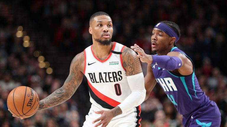 Damian Lillard # 0 de los Portland Trail Blazers maneja el balón contra Devonte & # 39; Graham # 4 de los Charlotte Hornets en el primer trimestre en el Centro Moda el 13 de enero de 2020 en Portland, Oregon.