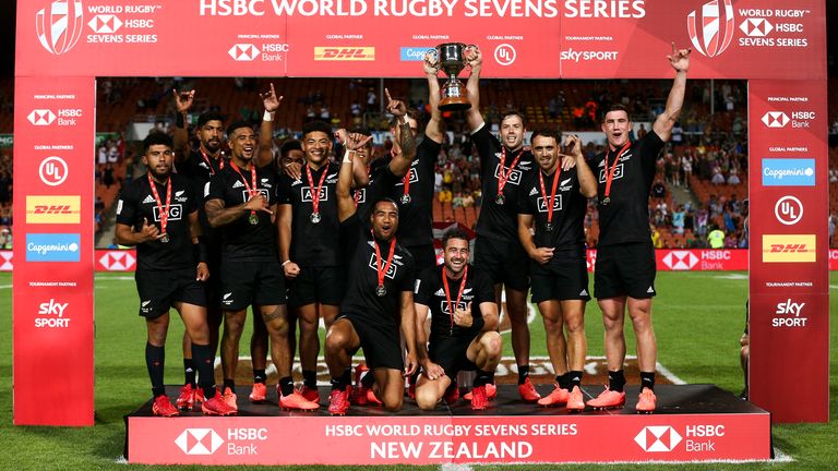 HAMILTON, NEW ZEALAND - JANUARY 26: New Zealand players celebrate after winning the Cup Final match between France and New Zealand at the 2020 HSBC Sevens at FMG Stadium Waikato on January 26, 2020 in Hamilton, New Zealand. (Photo by Hagen Hopkins/Getty Images)