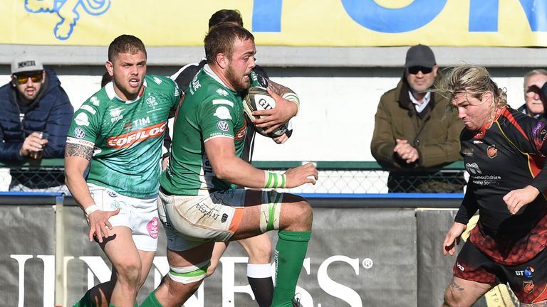 Niccolo Cannone scores a try for Benetton