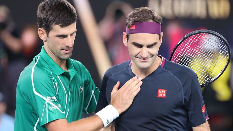 Federer (R) fue superado por Djokovic en Rod Laver Arena