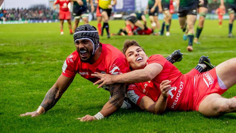 Toulouse's Pita Ahki celebrates scoring a try with Antoine Dupont.