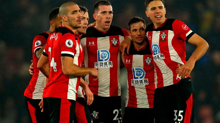 Pierre-Emile Hojbjerg (centro) fue excelente en el centro del campo para Southampton