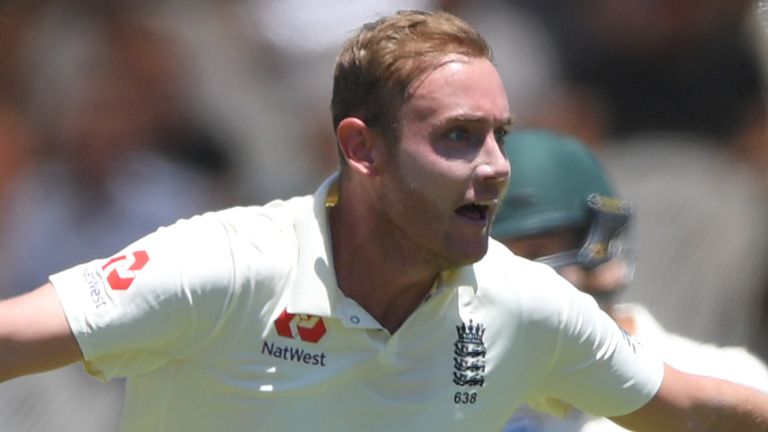 Broad tomó dos wickets para Inglaterra el día dos en Ciudad del Cabo, y tuvo uno anulado debido a un no-ball