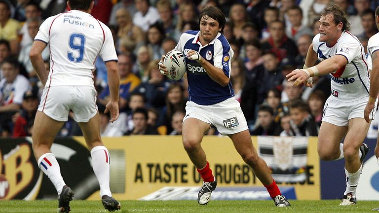 Leeds, UNITED KINGDOM: France's Sylvain Houles (C) attacks the Great Britain defence during the Frontline rugby league test match at Headingley stadium , Leeds , England , 22 June 2007. AFP/PHOTO ANDREW YATES (Photo credit should read ANDREW YATES/AFP via Getty Images)