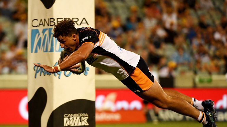 Tom Banks scores for the Brumbies