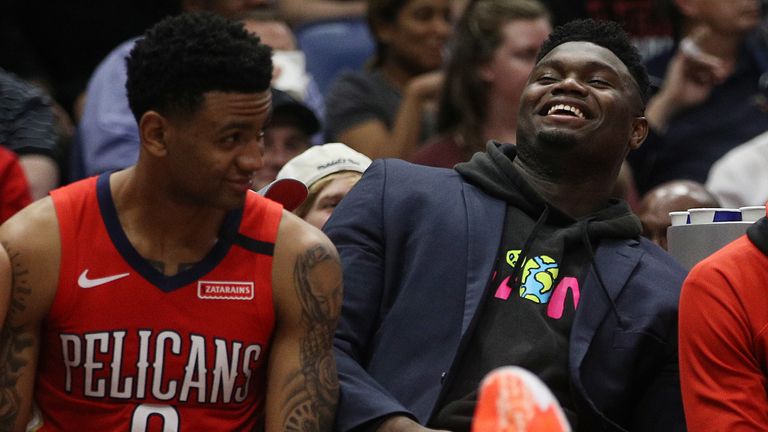 Zion Williamson comparte una broma con Josh Hart en el banquillo de los Pelicans