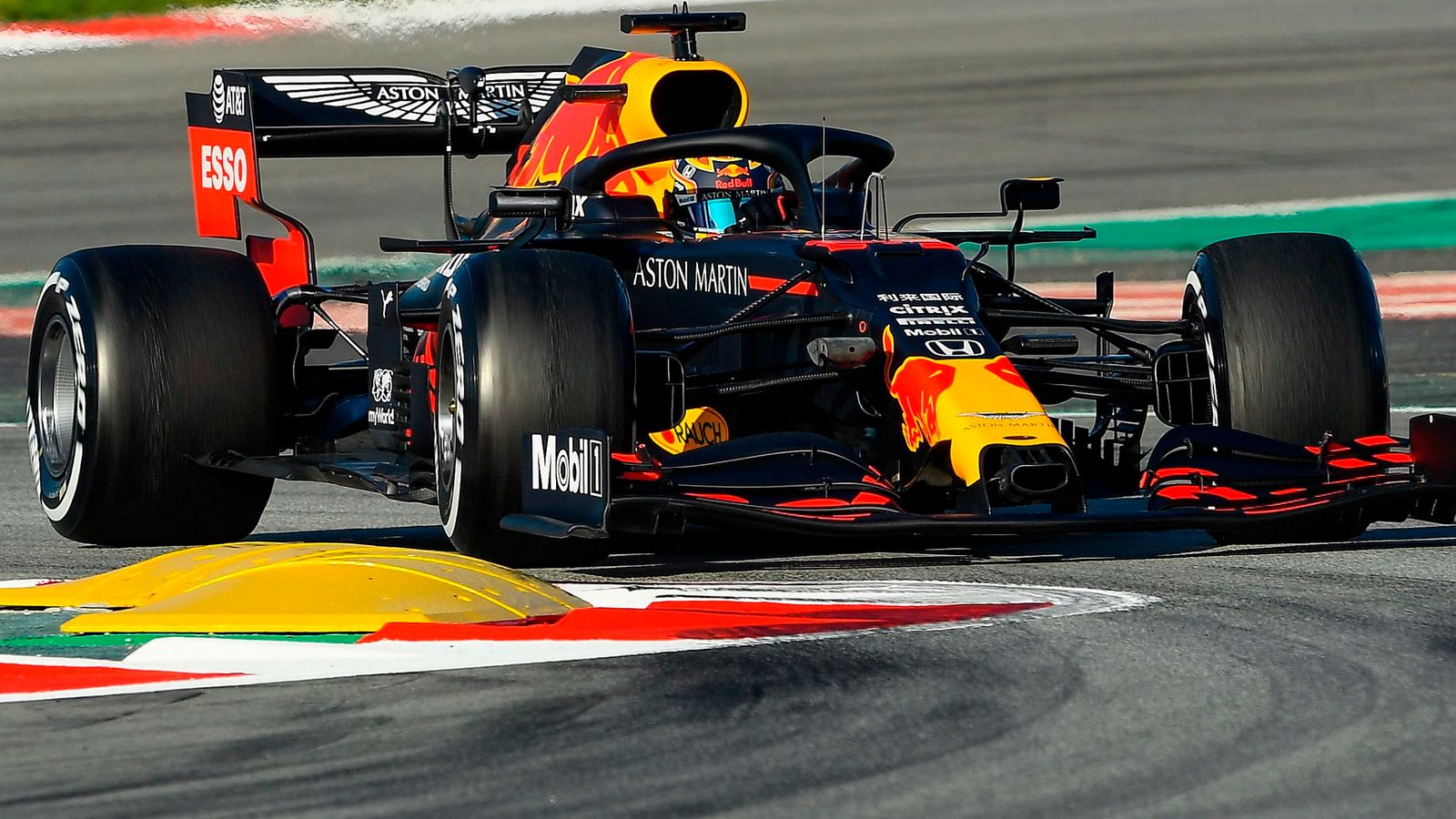 Sky sport f1 stream. Red bull боссы. Sky Sports f1. Кубок формулы 1 как выглядит. Dragon Fly f1 Pro Max.