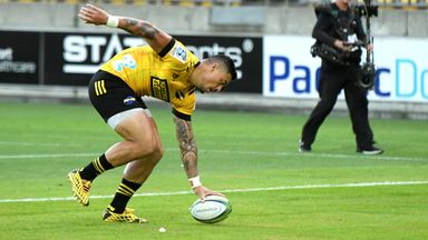 Lam evades Sharks to score solo try