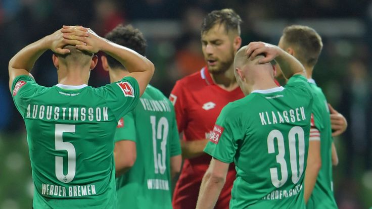 Werder Bremen players look dejected