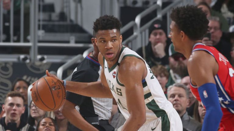 Giannis Antetokounmpo de los Milwaukee Bucks maneja el balón contra los Philadelphia 76ers