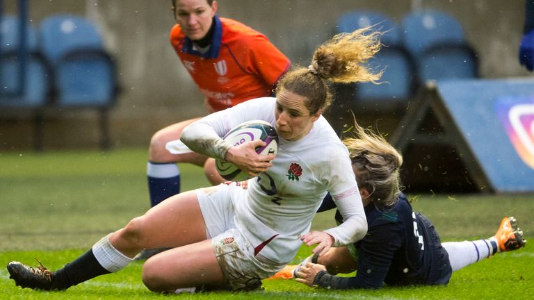 England's Abby Dow gets past Scotland's Chloe Rollie to score a try