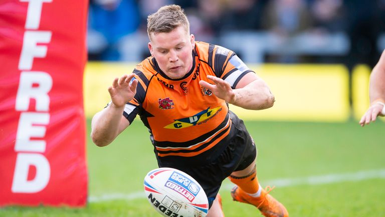 Picture by Allan McKenzie/SWpix.com - 02/02/2020 - Rugby League - Betfred Super League - Toronto Wolfpack v Castleford Tigers - Emerald Headingley Stadium, Leeds, England - Castleford's Adam Milner touches down for a try against Toronto.