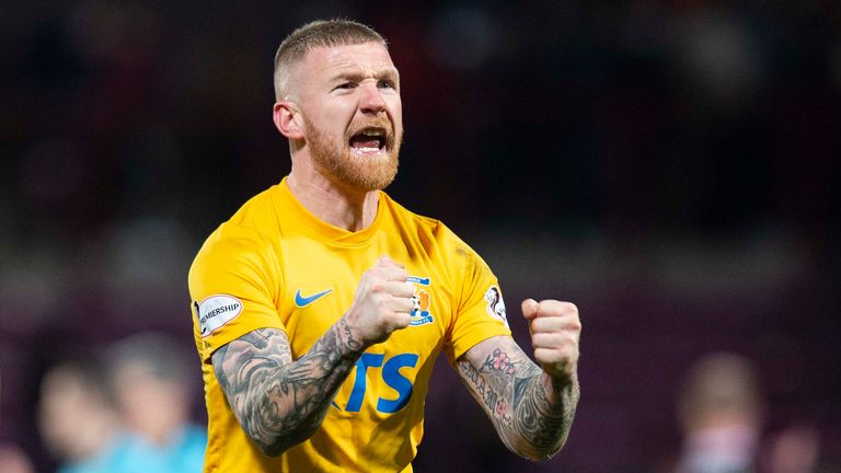 Alan Power de Kilmarnock muestra su deleite después de una victoria crucial en Hearts