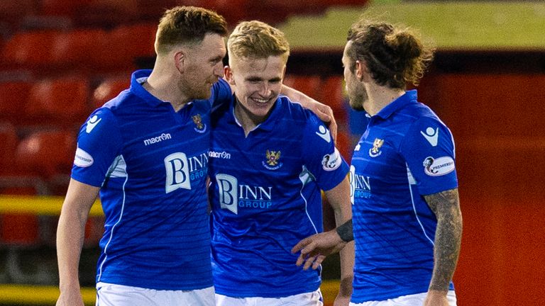 Ali McCann de St Johnstone celebra su gol en la victoria en Aberdeen