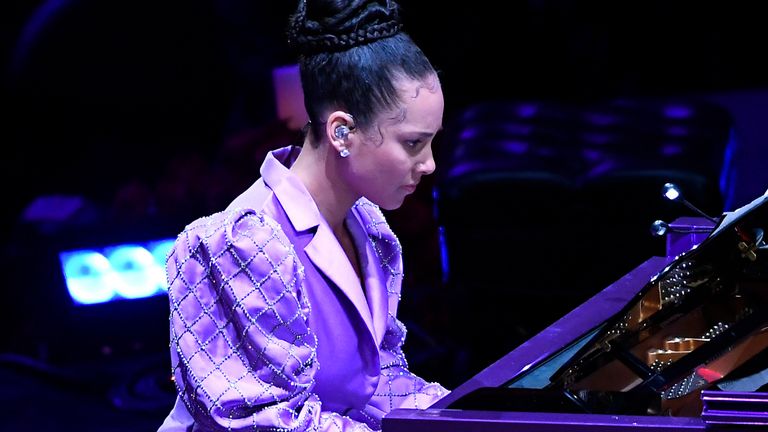 Alicia Keys actúa durante La celebración de la vida para Kobe y Gianna Bryant en el Staples Center el 24 de febrero de 2020 en Los Ángeles.