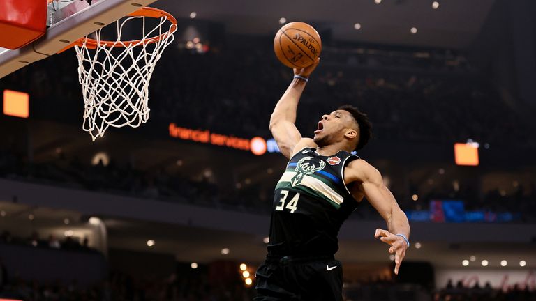 Giannis Antetokounmpo de los Milwaukee Bucks tira la pelota contra el Oklahoma City Thunder