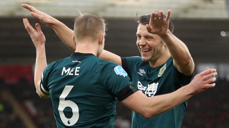 James Tarkowski y Ben Mee celebran el gol de Ashley Westwood contra Southampton