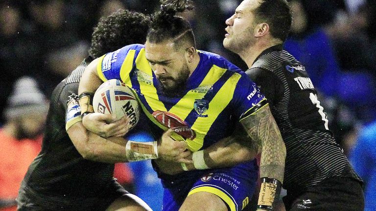 21/02/2020 - Rugby League - Betfred Super League - Warrington Wolves v Toronto Wolfpack - Halliwell Jones Stadium, Warrington, England -
Warrington's Ben Murdoch Masila tackled by Toronto's Ricky Leutele and Bodene Thompson