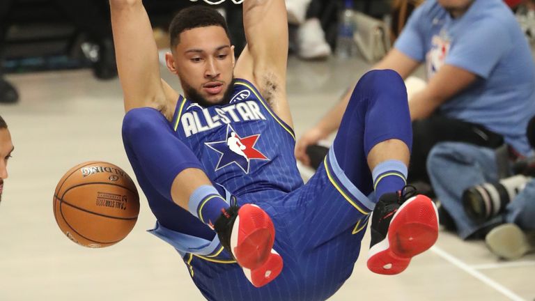 Ben Simmons lanza una volcada a dos manos para el equipo LeBron