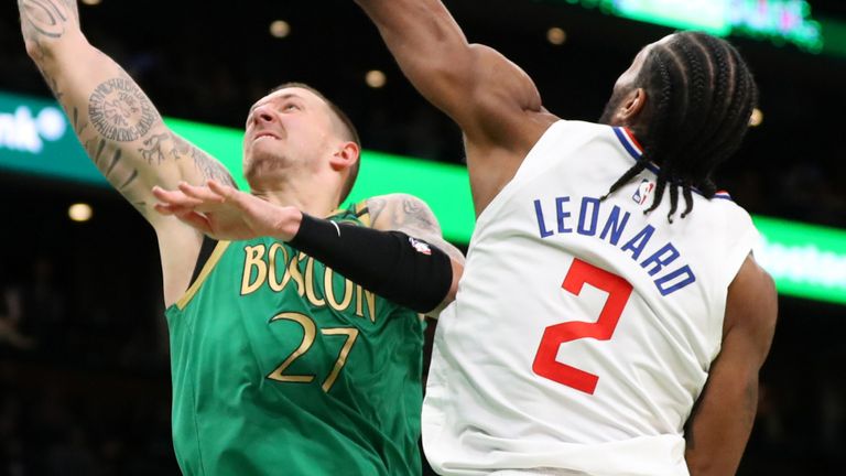 Daniel Theis finishes over Kawhi Leonard