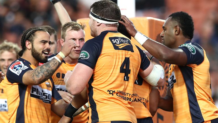 Los Brumbies registraron una primera victoria en suelo Kiwi durante seis años en el Super Rugby del viernes ...
