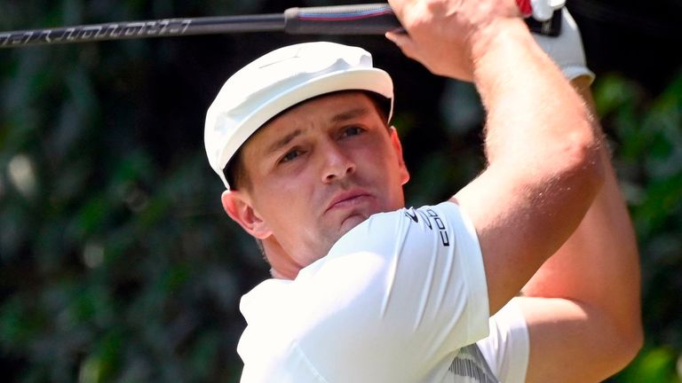 DeChambeau hizo siete birdies en nueve hoyos alrededor de la curva antes de titubear en el 17