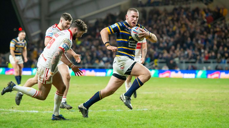 Picture by Allan McKenzie/SWpix.com - 14/02/2020 - Rugby League - Betfred Super League - Leeds Rhinos v Hull KR - Emerald Headingley Stadium, Leeds, England - Leeds's Cameron Smith outpaces Hull KR's Will Dagger to score a try.