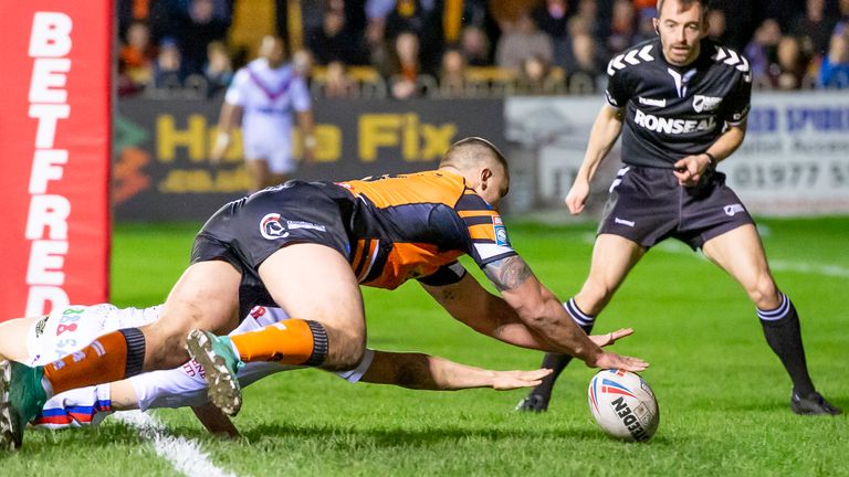 Picture by Allan McKenzie/SWpix.com - 21/02/2020 - Rugby League - Betfred Super League - Castleford Tigers v Wakefield Trinity - the Mend A Hose Jungle, Castleford, England - Castleford&#39;s Cheyse Blair touches down for a try against Wakefield.