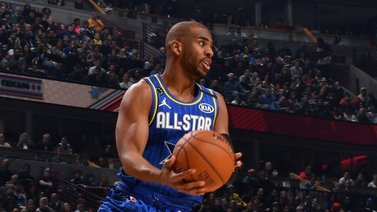 Chris Paul sale al aire antes de lanzar un pase durante el Juego de las Estrellas