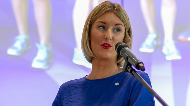 La directora ejecutiva de Netball Scotland, Claire Nelson, recurrió a las redes sociales para compartir la decisión