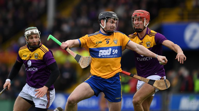 Tony Kelly of Clare in action against Aidan Rochford and Paul Morris of Wexford